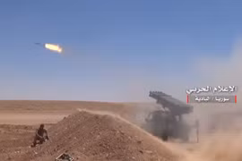 Pháo binh quân đội Syria tấn công IS trên vùng sa mạc tỉnh Homs - Ảnh truyền thông quân đội Syria
