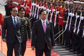 Thủ tướng Nguyễn Tấn Dũng và Thủ tướng Thái Lan Prayuth Chan-ocha (trái) duyệt đội danh dự tại Nhà khách Chính phủ ở thủ đô Bangkok. Ảnh: Reuters.