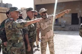 các sĩ quan cao cấp quân đội Syria trinh sát chiến trường Deir Ezzor