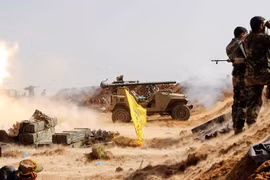 Các chiến binh người Shite Iraq đang bắn DKZ