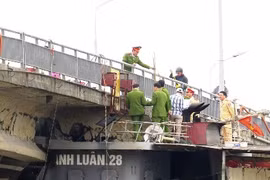 Cầu An Thái bị tàu thủy đâm hỏng một dầmtại khoang thông thuyền vào đêm 6/3. Ảnh:Giang Chinh.