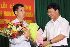 Phó Chánh toà phúc thẩm TAND Tối cao Ngô Hồng Phúc tặng hoa ông Nguyễn Thanh Chấn sau khi đọc bản xin lỗi.
