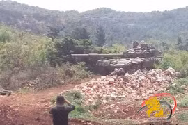 Xe tăng quân đội Syria pháo kích trên chiến trường Latakia