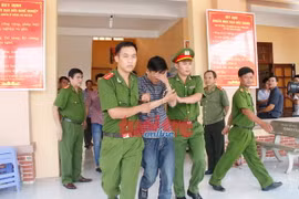 Nghi phạm Nguyễn Hải Dương được dẫn giải từ trụ sở công an huyện Chơn Thành, tỉnh Bình Phước ra xe về trại tạm giam - Ảnh: Xuân An