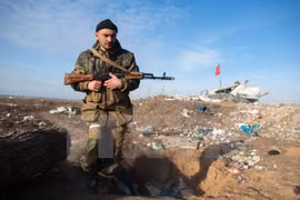 Người lính ly khai miền đông Ukraine làm nhiệm vụ tại làng Frunze thuộc vùng Lugansk. (Nguồn: AFP/TTXVN)