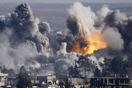 Thị trấn Kobani của Syria ngập trong lửa đạn - Ảnh: Reuters