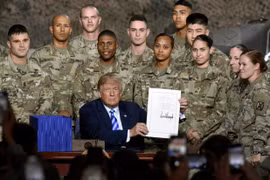 Tổng thống Mỹ Donald Trump ký đạo luật ngân sách quốc phòng cho năm tài chính 2019. Ảnh minh họa Military.Com