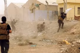 Lực lượng an ninh Iraq chống đỡ không nổi trước các đợt tấn công của IS, dù nhận được hỗ trợ từ bom đạn liên quân 