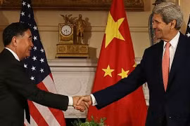 Các nhà chính trị ngoại giao Mỹ - Trung Quốc tuy bắt tay nhau tại Washington nhưng chưa thể giải quyết mọi bát đồng. Ảnh: AFP