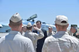 Tổng thống Bashar Al-Assad có chuyến thăm chính thức đầu tiên tới Căn cứ Không quân Nga Hmaymim