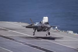  Máy bay tiêm kích tàng hình F-35B trên tàu sân bay Anh Queen Elizabeth. Ảnh Royal Navy