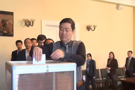 Các bộ cán bộ, nhân viên Đại sứ quán Việt Nam tại LB Nga tham gia quyên góp. Ảnh: Duy Trinh- Cao Cường (P/v TTXVN tại Nga)