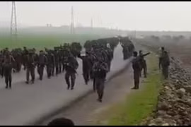 Binh sĩ quân đội Syria tiến về làng Arima trên vùng ngoại ô hướng Tây thành phố Manbji.