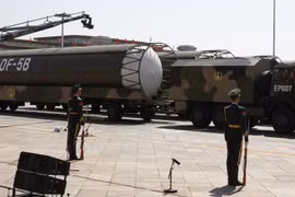Vũ khí trang bị tham gia duyệt binh trên thao trường khu tự trị Nội Mông