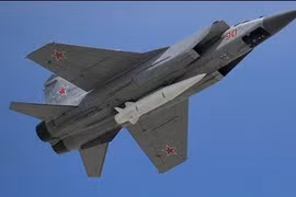 Tiêm kích đánh chặn tầm xa MiG - 31 mang tên lửa siêu âm Kinzal. Ảnh minh họa Military Wach Magazine