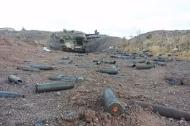 Một xe phòng không tự hành Shilka quân đội Syria đang xả đạn vào phiến quân ở ngoại ô Damascus