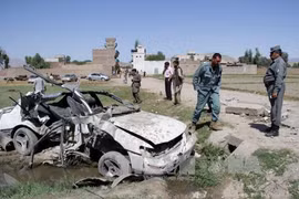 Cảnh sát Afghanistan điều tra tại hiện trường vụ đánh bom ở Nangarhar. Ảnh: THX-TTXVN