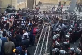 Cổ động viên Zamalek đụng độ với cảnh sát (Ảnh Egyptian Streets)