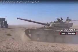 Xe tăng quân đội Syria trên chiến trường Palmyra