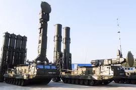 Hệ thống tên lửa phòng không tầm xa S-300V4 - ảnh Russian Arms