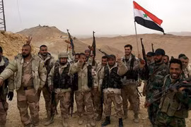 Quân đội Syria vượt qua hệ thống phòng thủ của IS, tiến vào thành phố Deir Ezzor