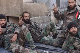 Các binh sĩ lữ đoàn 30 Vệ binh Cộng hòa Aleppo trên chiến trường khu trang trại Mallah.