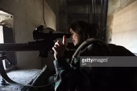 Nũ chiến sĩ xạ thủ bắn tỉa quân đội Syria