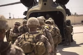 Lính thủy đánh bộ Mỹ - cố vấn quân sự lên trực thăng Chinook CH-47 sau sứ mênh tập huấn, cố vấn và yểm trợ tại Trung tâm Cảnh sát tỉnh Helmand ở Lashkar Gah, Afghanistan, ngày 09.07.2017.