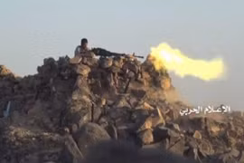 Một chiến binh Houthi chiến đấu trên cao điểm ở tình Dali. Ảnh minh họa truyền thông quân sự Yemen. 