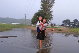 Trẻ em cắp sách tới trường ở Bắc Triều Tiên