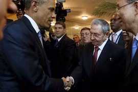Tổng thống Mỹ Barack Obama bắt tay Chủ tịch Raoul Castro tại thượng đỉnh Châu Mỹ, Panama ngày 10/04/2015 - REUTERS