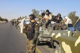 Binh sĩ quân đội Syria trên tuyến đường cao tốc Palmyra - Homs. Ảnh minh họa: Masdar News.