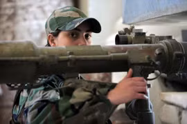 Nữ binh Syria lái tăng, sử dụng vũ khí hạng nặng