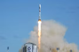 Video: Cận cảnh tên lửa đẩy Soyuz - 2 bay vào không gian