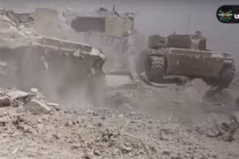 Xe tăng lực lượng Vệ binh Cộng hòa tấn công vào Đông Ghouta - ảnh video truyền thông quân đội Syria