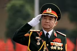 Trung tướng Võ Văn Tuấn trên xe chỉ huy tiến vào lễ đài. Ảnh chụp qua màn hình.