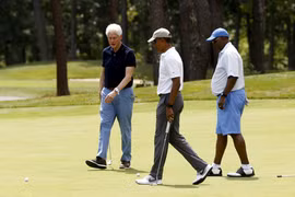 Tổng thống Mỹ Obama (giữa) chơi golf cùng cựu tổng thống Clinton (trái) ở một hòn đảo. Ảnh: Reuters