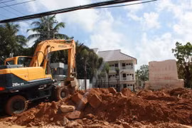 Công trường xây dựng mọc lên khắp nơi trên đảo Phú Quốc - Ảnh: Đình Dân