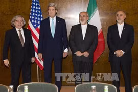 Ngoại trưởng Mỹ John Kerry (thứ 2, trái) và Ngoại trưởng Iran Mohammad Javad Zarif (thứ 2, phải) tại các cuộc đàm phán về chương trình hạt nhân Iran ở Thụy Sĩ. Ảnh: AFP-TTXVN