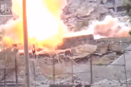 Một chiếc xe tăng của quân đội Syria trúng đạn chống tăng của phiến quân - ảnh minh họa video