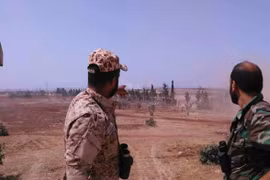Các sĩ quan Syria trên chiến trường khu trang trại miền Nam Al-Mallah