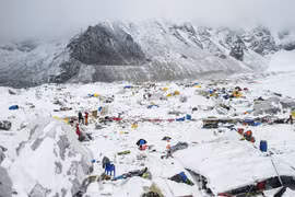 Trại xuất phát ở Everest bị chôn vùi sau trận lở tuyết. Ảnh: Reuters