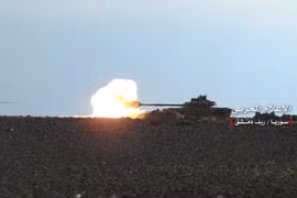 Xe tăng quân đội Syria tấn công trên hoang mạc al-Safa. Ảnh minh họa: Masdar News.