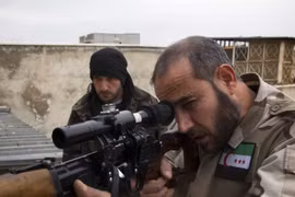 Một tay súng thánh chiến thuộc nhóm Quân đội Syria tự do ở thành phố Homs