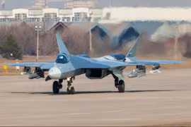 Máy bay (số hiệu "051") T-50-1 gắn mô hình tên lửa X-31 và RVV-MD. Zhukovsky. 08.04.2016 (с) Alexey