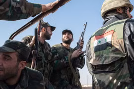 Binh sĩ quân đội Syria chuẩn bị chiến đấu