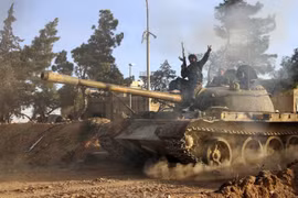 Xe tăng quân đội Syria tiến công trên chiến trường Aleppo - ảnh minh họa Masdar News