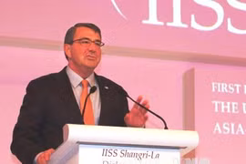 Bộ trưởng Quốc phòng Mỹ Ashton Carter phát biểu tại phiên thảo luận chung đầu tiên. Ảnh: Phóng viên TTXVN tại Singapore 