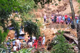 Sạt lở làm 3 ngôi nhà của đại gia đình bà Nguyễn Thị Thược (76 tuổi) nằm giữa ngọn đồi khu 4, phường Cao Thắng, TP Hạ Long bị đánh sập hoàn toàn. 8 người trong gia đình đã chết, người còn lại bị chấn thương sọ não. Ảnh: Giang Chinh.
