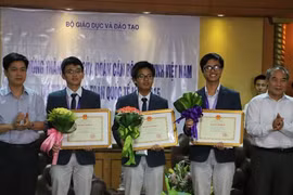Thứ trưởng Nguyễn Vinh Hiển trao phần thưởng cho học sinh đoạt huy chương